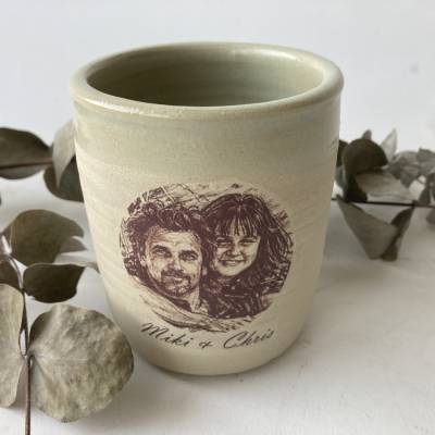 Personalisierter Keramikbecher mit Portrait | Handgemachter Becher in Beige | Porträt als Zeichnung | Geschenk