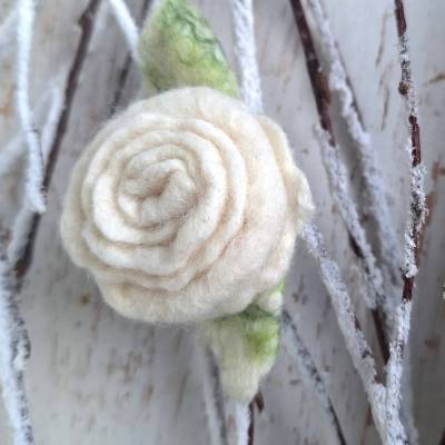 Handgefilzte Filzblume aus Wolle – weiße Filzbrosche mit grün-weiß marmoriertem Blatt