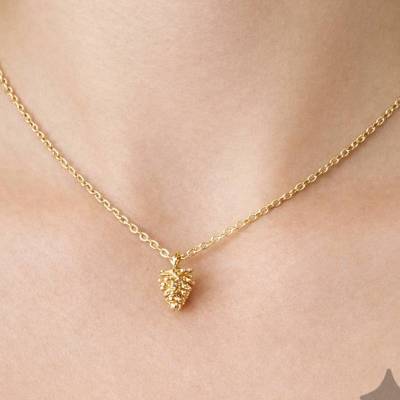 Vergoldete Halskette mit Tannenzapfen-Anhänger aus vergoldetem Messing – Handgefertigt & Naturnah (2496)