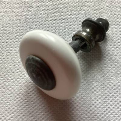 Vintage Schrankknopf aus Keramik – Antiker Möbelgriff mit Metallbefestigung