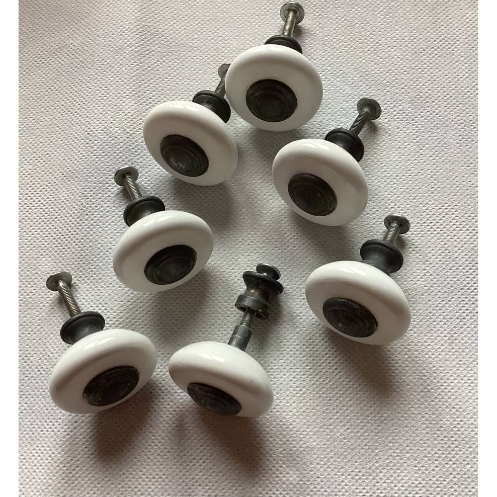 Vintage Schrankknopf aus Keramik – Antiker Möbelgriff mit Metallbefestigung