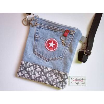 Umhängetasche Jeans upcycling – Kleine Umhängetasche mit Reißverschluss, blau rot