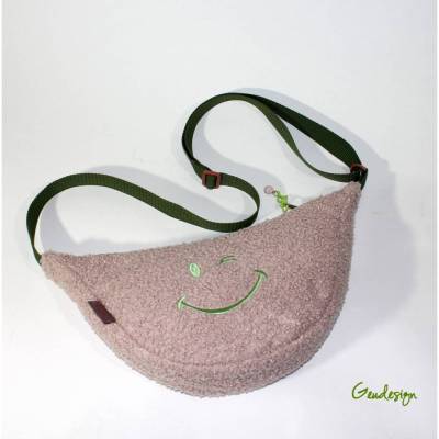 Bestickte Kindertasche Luna – Trendige Moon Bag aus Boucle mit verstellbarem Tragegurt