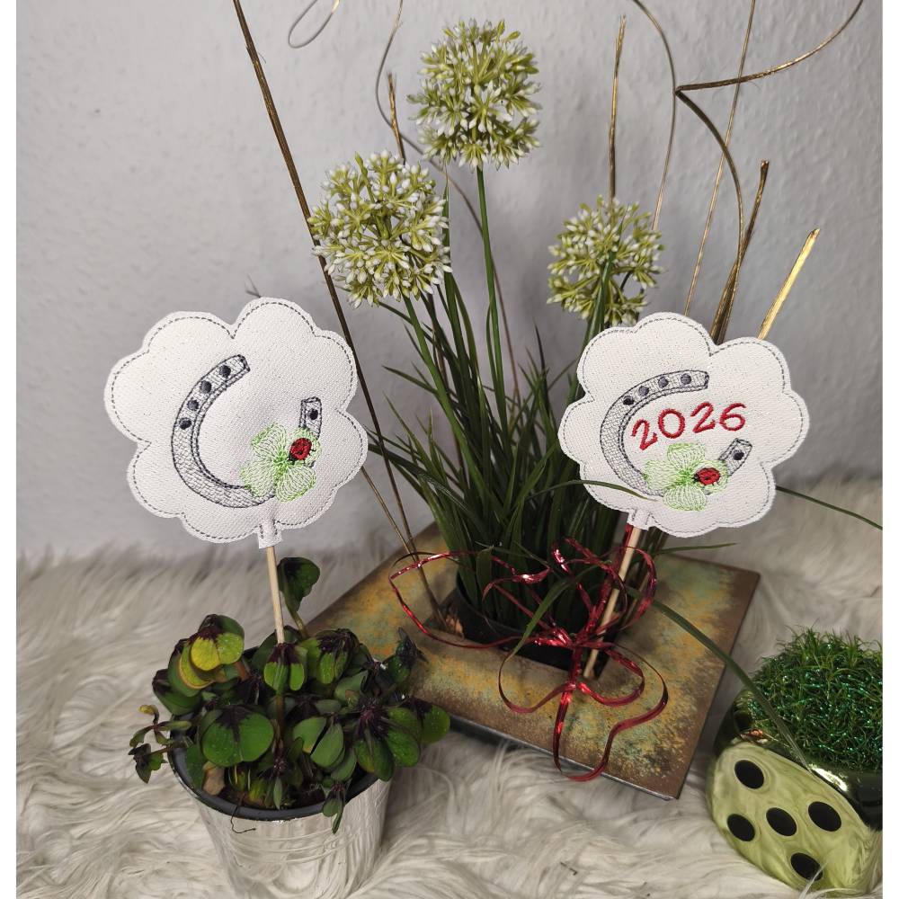 Stickdatei Glücksbringer Blumenstecker ITH Set 2607 – Hufeisen, Kleeblatt & Marienkäfer 2026 bis 2030 Bild 1