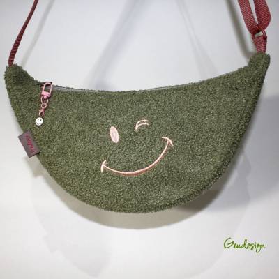 Bestickte Kindertasche Luna – Trendige Moon Bag aus Boucle mit verstellbarem Tragegurt