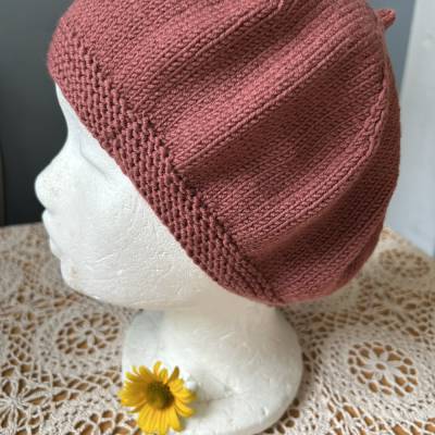 Handgestrickte Baskenmütze Damen aus Merinowolle in marsala/altrosa KU 56/57 