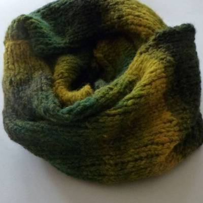 Warmer Rundschal 2-fach, in Grüntönen, aus Wolle handgestrickt, Schlauchschal, Loopschal
