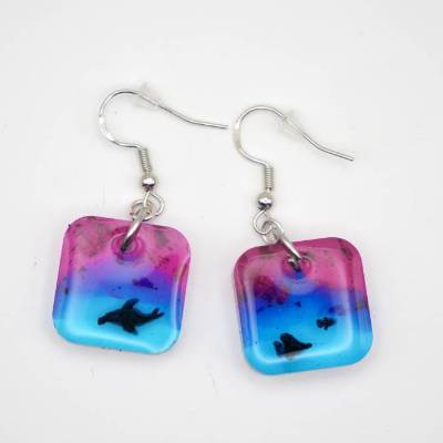 Handgemachte Epoxidharz-Ohrringe mit Delfinen & Fischen – Blau-Pink, Geschenkidee für Frauen
