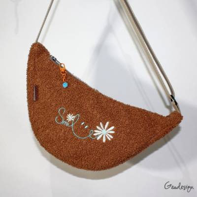 Bestickte Kindertasche Luna – Trendige Moon Bag aus Boucle mit verstellbarem Tragegurt