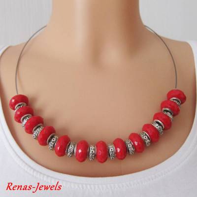Eleganter Halsreif mit roten Acryl Modulperlen & silberfarbenen Schmuckringen – Edelstahl Kette