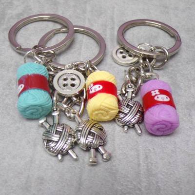 Strick & Häkel Schlüsselanhänger mit Wollknäuel, Stricknadeln & Buchstabe – Geschenk für Handarbeitsfans