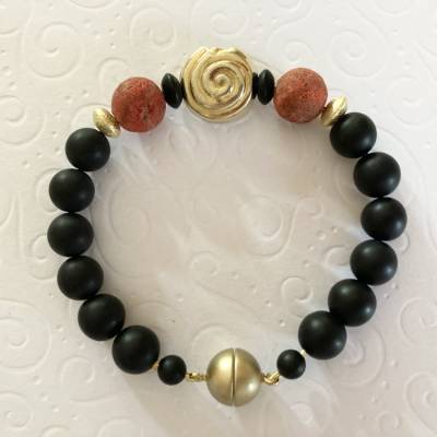 Onyx Armband mit Magnetverschluss, Koralle & goldene Schnecke – Handgefertigt, 21 cm, Geschenk für Frauen