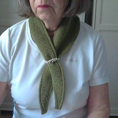 Schlaufenschal - kleiner Schal - von Hand gestrickt - lindgrün
