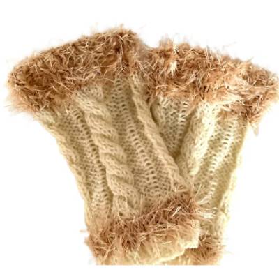 Armstulpen in beige mit 4 Zöpfen und  Fransenkanten handgestrickt von Hobbyhaus