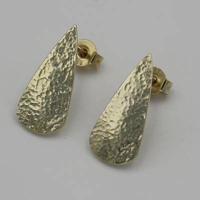Ohrstecker aus 585er Gelbgold – Tropfenform gehämmert – handgefertigt