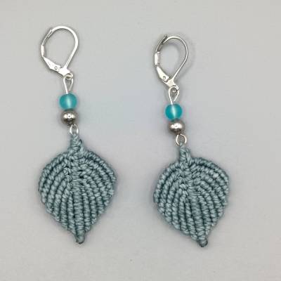 Makramee Ohrhänger Motiv Blatt in rauchblau mit einer satinierten Glasperle und einer silberfarbenen Metallperle