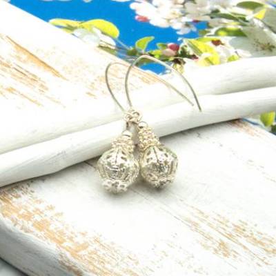 Lässige verspielte Ohrhänger aus Metall & Silberfarben, Unikatschmuck – Geschenkidee für Frauen