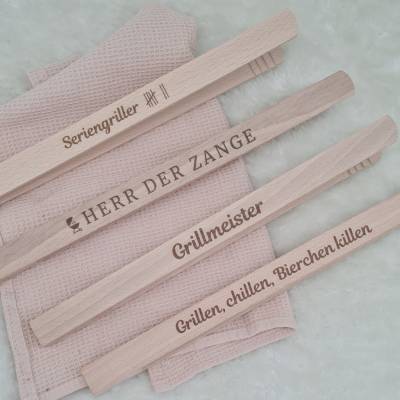 Grillzange aus Buchenholz – verschiedene Gravuren verfügbar | Perfekt als Geschenk für Grillfans
