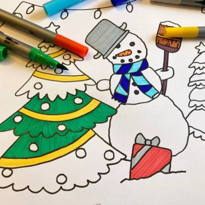 Weihnachtsfest mit Schneemann – Ausmalbild für Kinder & Erwachsene im DIN A4 Querformat