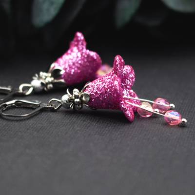Glitzer Ohrringe Pink Silber mit Blüten Anhänger und Glasperlen – feminine Blütenohrringe