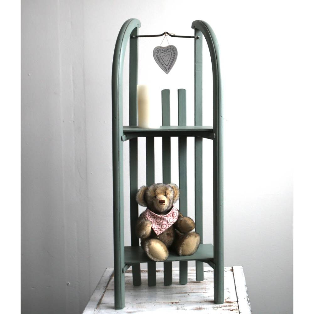Vintage Schlitten als Regal Upcycling salbeigrün