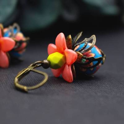 Blütenohrringe in Lachsrosa und Blau – florale Ohrhänger mit bunter Glasperle, leicht, verspielt, elegant