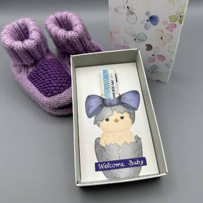 Handgemalte Geschenkbox zur Geburt – Welcome Baby mit Geldfach & Schleife