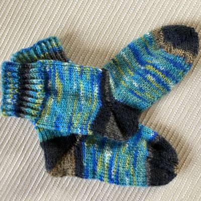 Kindersocken Gr. 22-23 zweifarbig Kindersocken handgestrickt mit Bumerangferse