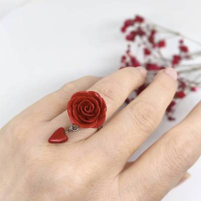 Roter Rosenring mit Herzanhänger aus Polymer Clay, verstellbarer Blumenring, Liebesgeschenk für Sie