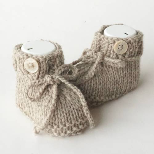 Babyschuhe gestrickt aus Alpaka Wolle – handgestrickte Strickschuhe Baby Naturgarn dunkelbeige braun Geschenk Geburt