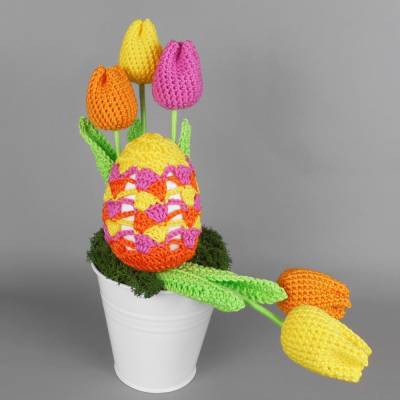 Häkelanleitung Osterdeko: Farbenfrohes Osterei mit Tulpen