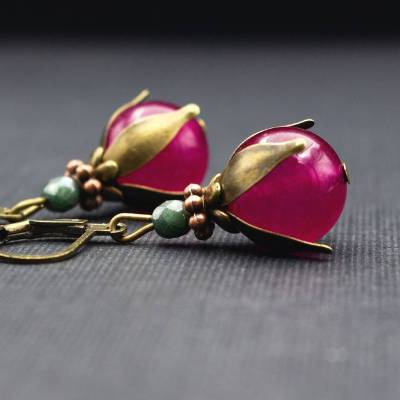 Ohrringe mit Glasperlen in Fuchsia Pink und Grün – elegante Ohrhänger in Antik-Bronze und Kupfer