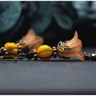 Ohrringe in Orange und Gelb – warme Blütenglocken mit Glasperlen, leicht, verspielt und elegant