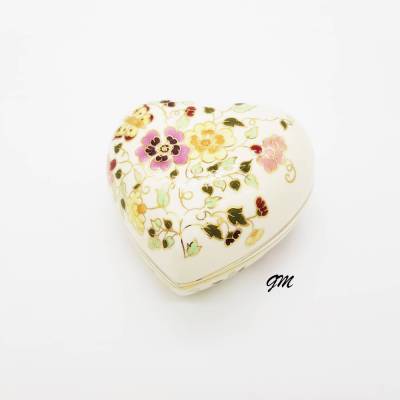 ZSOLNAY PECS Porzellan Konfektdose Herzform handgemalt signiert elfenbeinfarbig