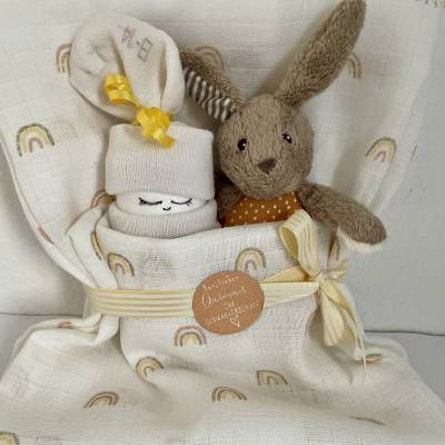 Geschenk zur Schwangerschaft, Windelbaby und Spieltier Hase im Bettchen
