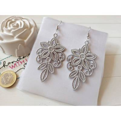 Große silber graue Spitzen Ohrringe – federleicht, handgestickt, filigraner Lace Gothic Schmuck