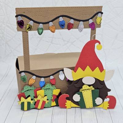 Weihnachts-Geschenkbox "Wichtel-Elf & Gaben" | Handgemachte Verpackung mit Lichterkette und abnehmbarem Elf-Anhänger