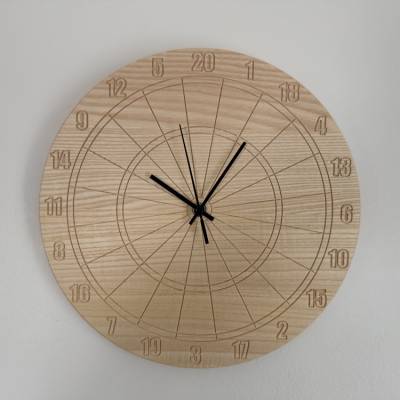 Funkuhr Holz Esche Dartscheibe Geschenk Darts Dartboard 