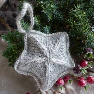 Gestrickte Sterne in Grau - Als Tischdeko zur Weihnachtszeit