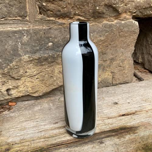 Leonardo Vase Schwarz Weiß Vintage 90er Jahre – Überfangenes Glas, Streifenmuster, Mid-Century Modern