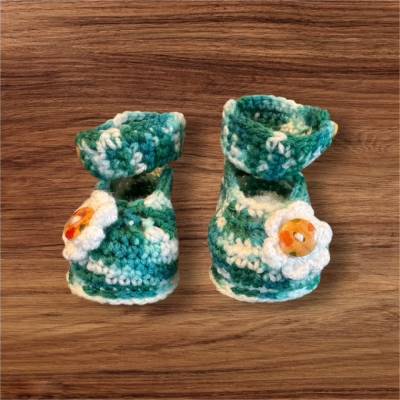Babyschuhe aus weicher Wolle gehäkelt - 0-3 Monate | grün und weiß | Handgemacht | Neugeborene