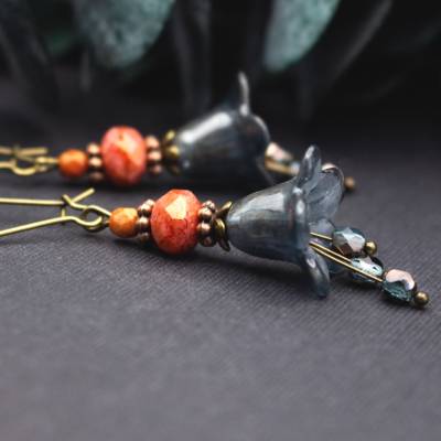 Handbemalte Blütenohrringe Grau Altrosa Antikbronze