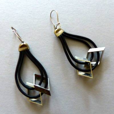 Ohrhänger aus Leder und Metall, schwarz silber, handgefertigte Ohrringe, Ohrschmuck
