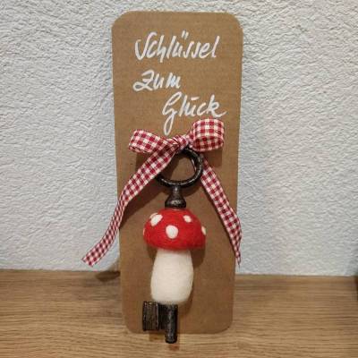 Handgefilzter Filzfliegenpilz am antiken Schlüssel – Glücksbringer aus Schafwolle
