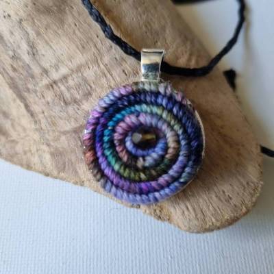 Halskette,  Anhänger mit gehäkelter Wollspirale und Perle