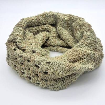 Loop Schlupfschal graugrün meliert – handgestrickter Schlauchschal Einzelstück