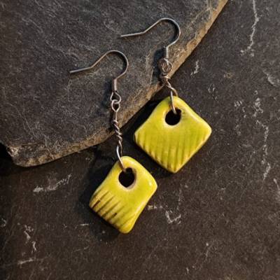 Handgemachte Ohrringe "Gelbgrün" aus Keramik – Frische & Struktur für deine Ohren