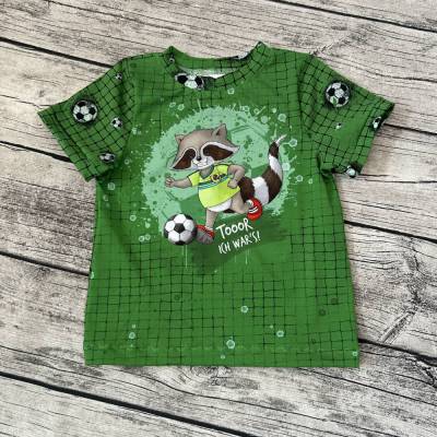 cooles T-shirt gr.110/116 Waschbär Charly spielt Fußball
