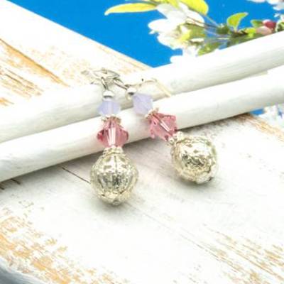 Lässige verspielte Ohrringe aus Metall & Silberfarben, rosa, Unikatschmuck – Geschenkidee für Frauen