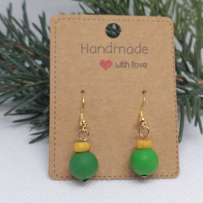 Witzige Weihnachtskugel-Ohrschmuck aus Polymer Clay , 1 cm Kugel in Grüntönen